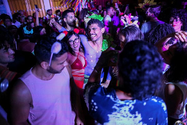 Artigo-Destaque_01219478_00 Carnaval sem Risco: Como Evitar ISTs e Desidratação nos Blocos